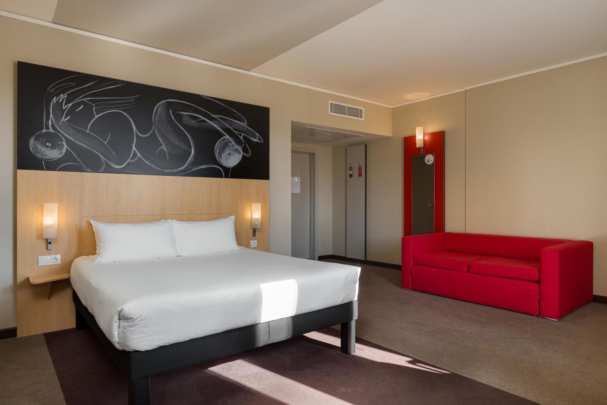 Готель Ibis Railway Station 3*